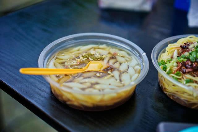 开在市井的小吃摊，才是重庆夏季最美风